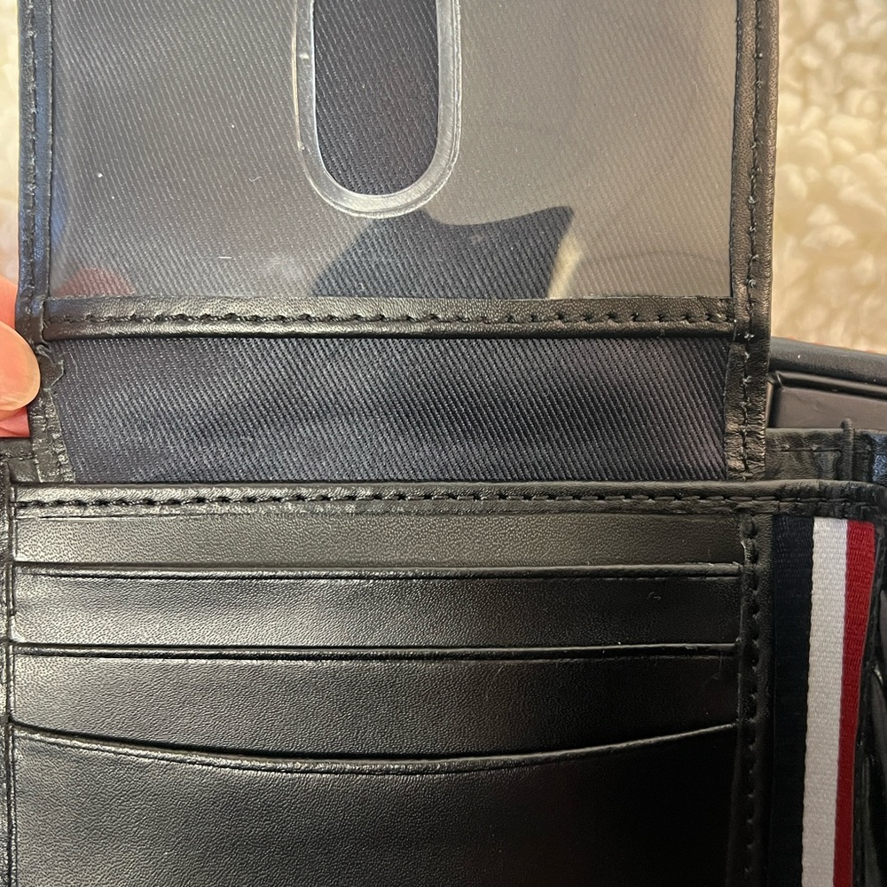 Tommy Hilfiger Bi-fold, RFID Protected Passcase Black Leather Wallet - Picture 6 of 8